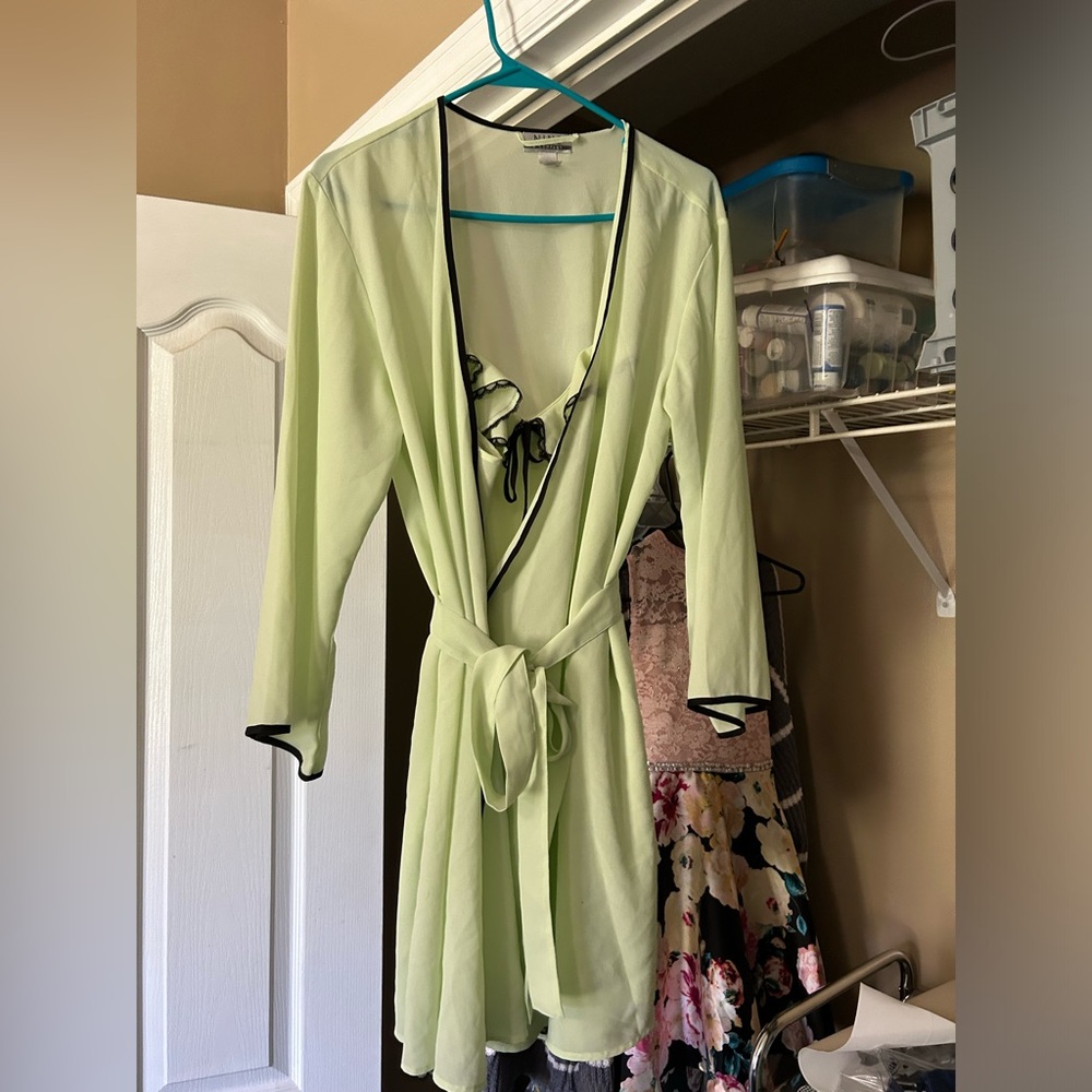 Nine West sz large gown and cover sheet